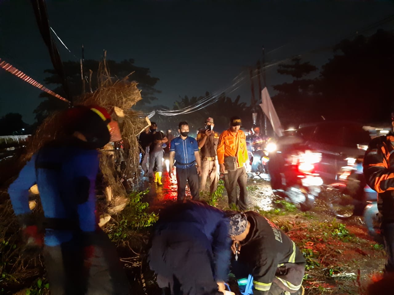 Petugas gabungan mengevakuasi pohon tua berukuran besar dan tiang listrik yang roboh hingga menghalangi Jalan Pajajaran, Pamulang, Tangerang Selatan, Kamis (6/5/2021).