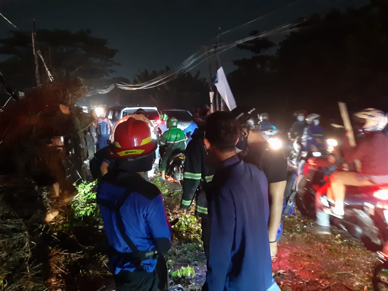 Petugas gabungan mengevakuasi pohon tua berukuran besar dan tiang listrik yang roboh hingga menghalangi Jalan Pajajaran, Pamulang, Tangerang Selatan, Kamis (6/5/2021).