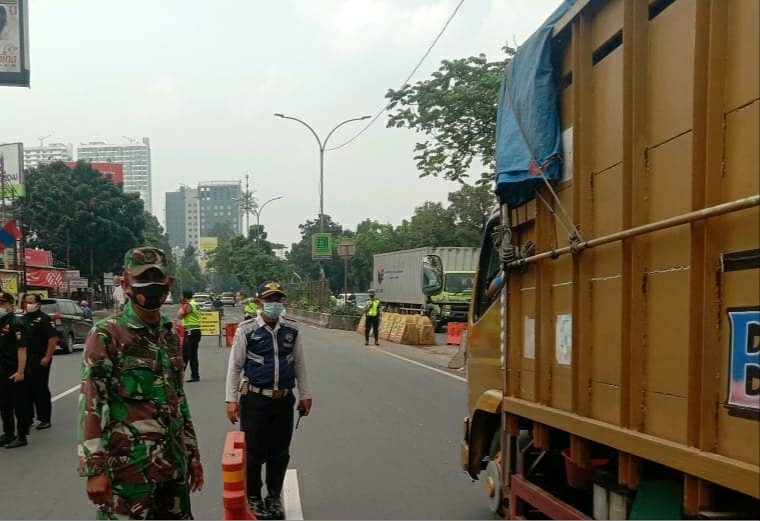 Petugas gabungan saat berjaga di salah satu titik penyekatan, Kota Tangerang, Senin (10/5/2021).