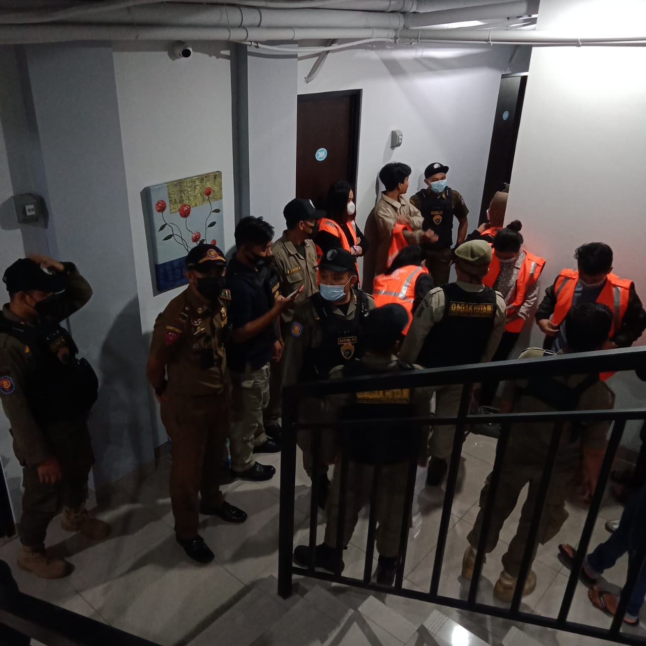 Petugas Satuan Polisi Pamong Praja (Satpol PP) Kota Tangerang Selatan saat menggelar razia di wilayah Cipayung, Ciputat, Tangerang Selatan, Selasa (11/5/2021) malam.