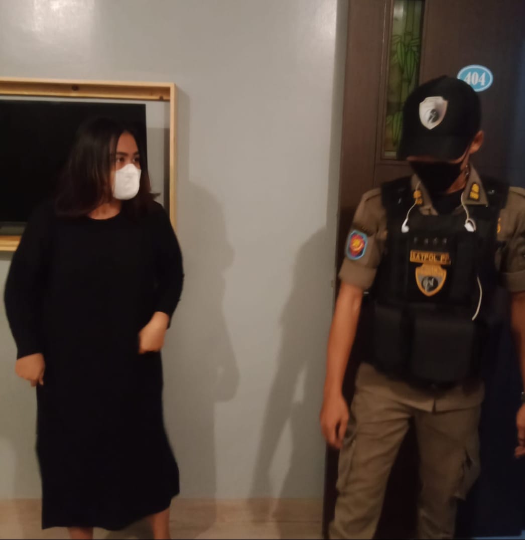 Pasangan muda mudi saat disidak petugas Satuan Polisi Pamong Praja (Satpol PP) Kota Tangerang Selatan sedang di dalam kamar salah satu penginapan di wilayah Cipayung, Ciputat, Tangerang Selatan, Selasa (11/5/2021) malam.