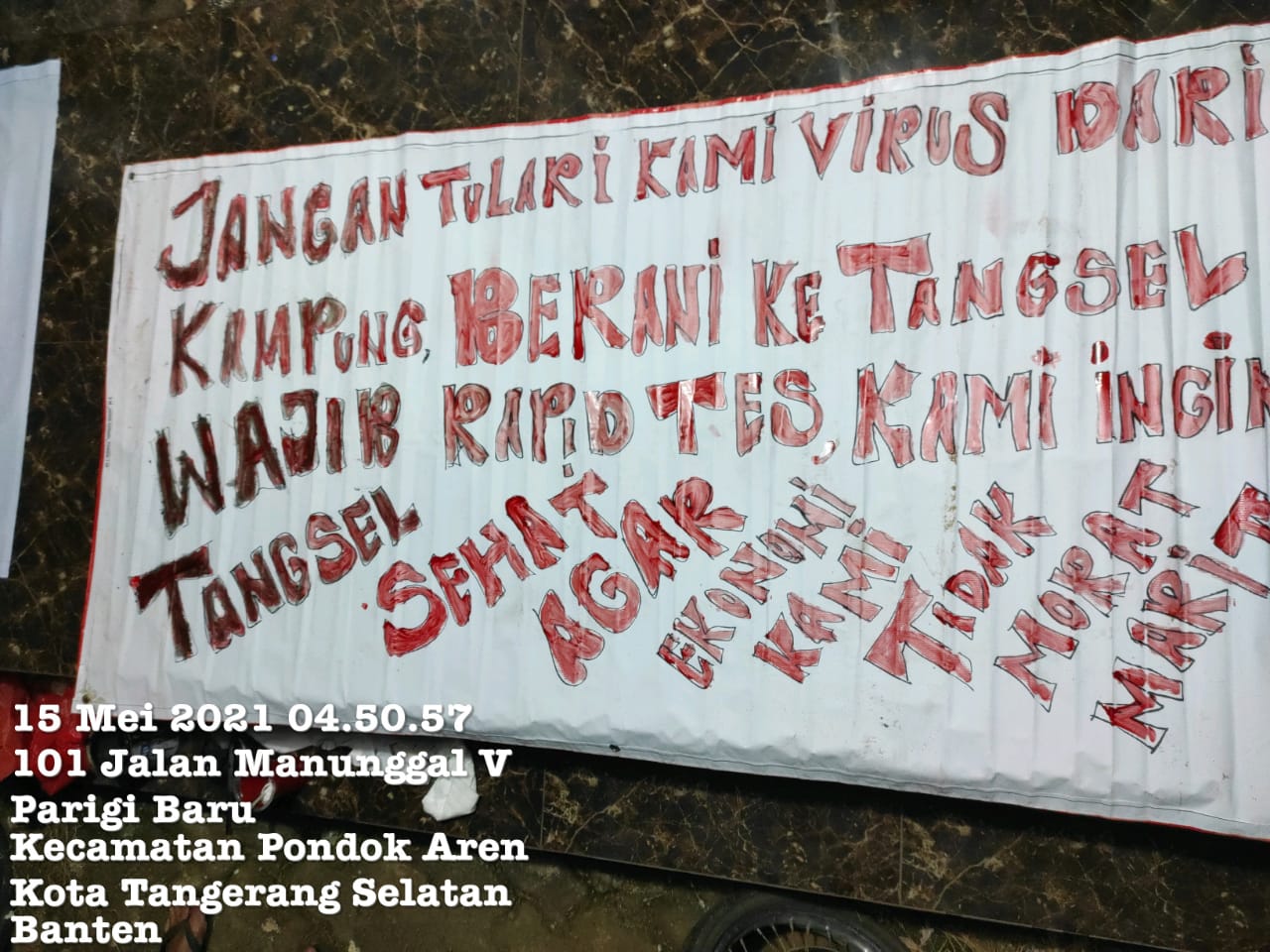Sejumlah spanduk yang berisikan keresahan para warga kepada masyarakat, Tangerang Selatan, Minggu (16/5/2021).