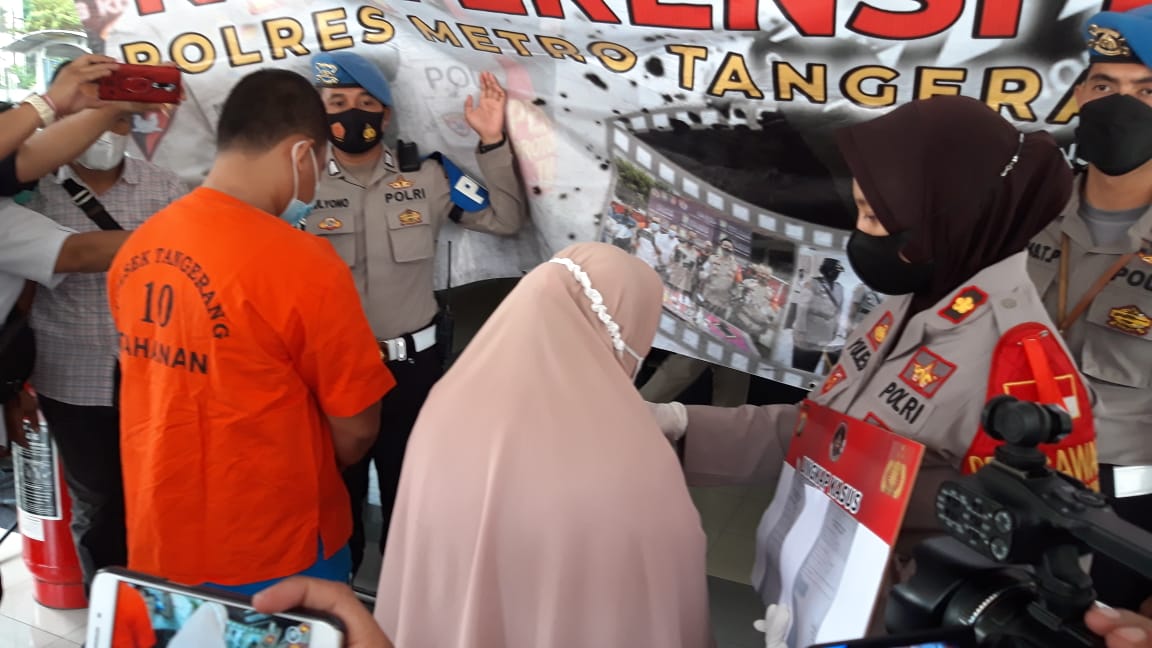 Polres Metro Tangerang Kota melakukuan ungkap kasus penangkapan seorang ibu berinisial SN dan anaknya terkait pemalsuan surat dalam jumpa pers, Jumat (21/5/2021).