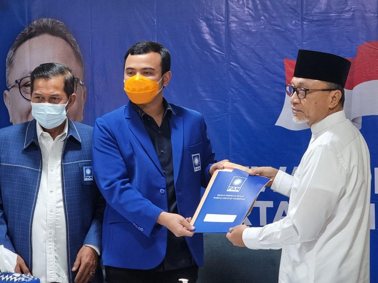 Ketua Umum DPP PAN Zulkifli Hasan bersamaan dengan Ketua DPD PAN se-Banten saat menyerahkan surat keputusan (SK) Ketua DPD Partai Amanat Nasional (PAN) kepada Muhammad Dwiki Ramadhani, Kota Tangerang, Selasa (25/5/2021).
