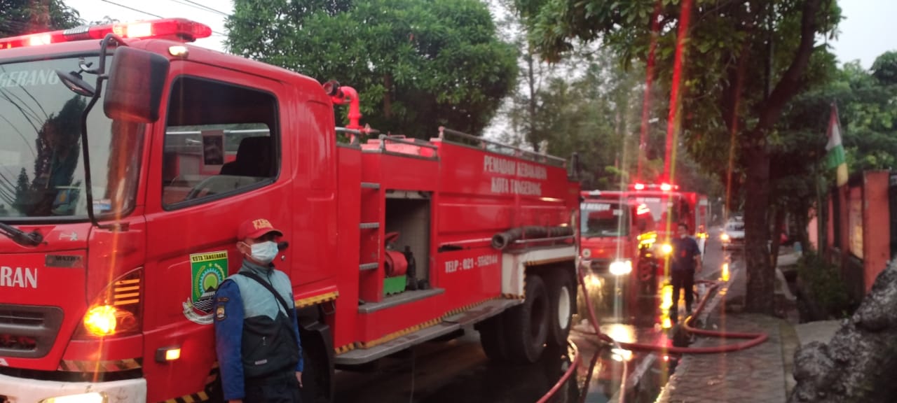 3 unit mobil pemadam kebakaran berada di lokasi terjadinya kebakaran.