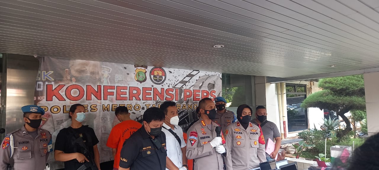 Polres Metro Tangerang Kota mengungkap kasus pencurian rumah kosong serta barang bukti hasil curian dalam konferensi pers di Mapolsek Metro Tangerang Kota, Banten, Jumat 18 Juni 2021