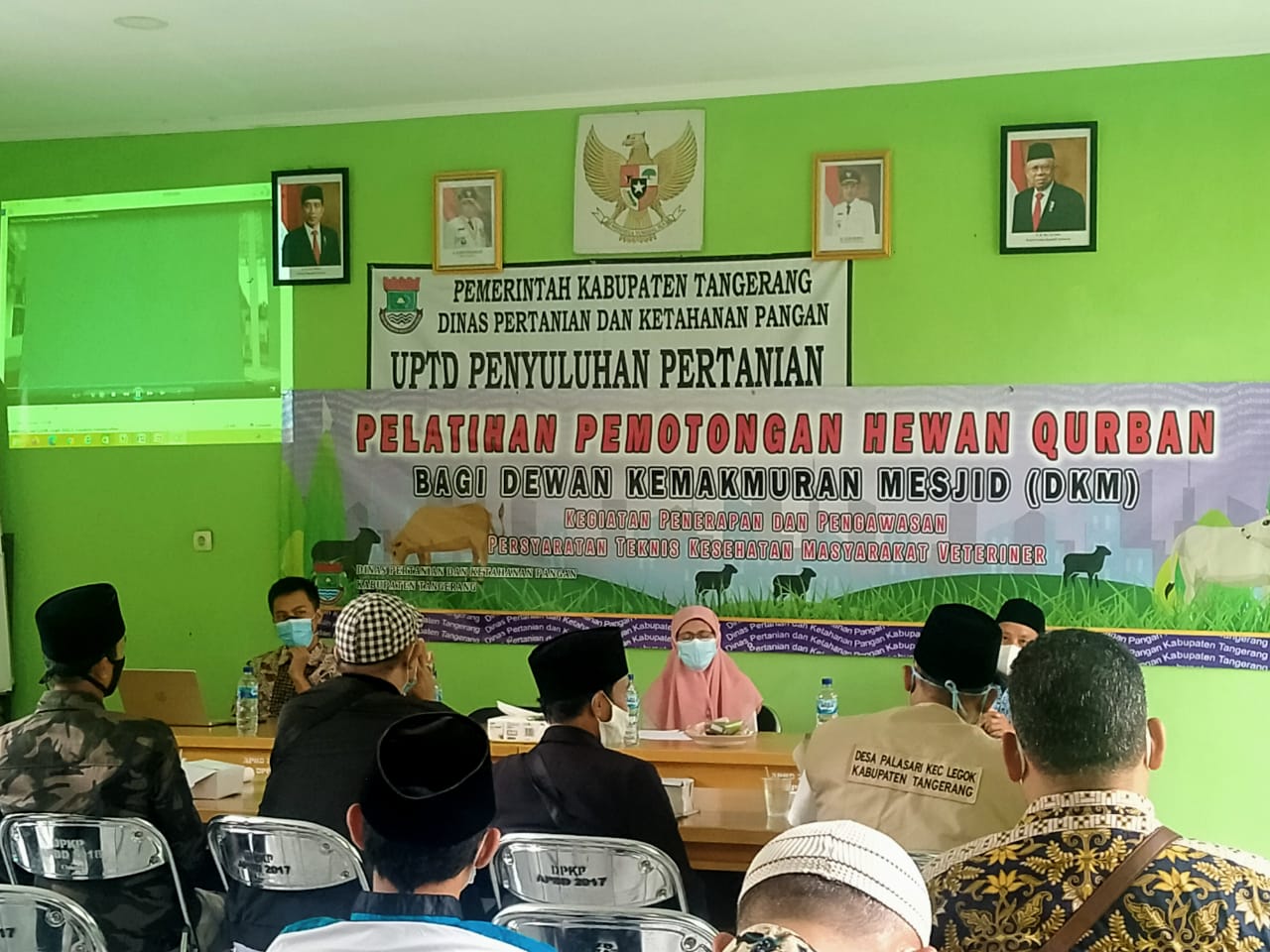 Dinas Pertanian Dan Ketahan Pangan (Distan ) mengadakan pelatihan pemotongan hewan kurban kepada para dewan kemakmuran masjid (DKM) di setiap Kecamatan se-Kabupaten Tangerang, Rabu 22 Juni 2021.