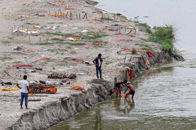 Ratusan mayan korban COVID-19 yang dikubur di pinggir Sungai Gangga, India.