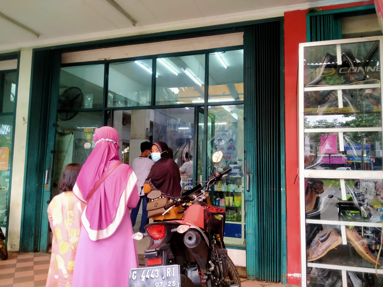 Warga saat hendak membeli obat anti virus COVID-19 di Apotik yang berlokasi di Citra Raya, Cikupa, Kabupaten Tangerang, Rabu 30 Juni 2021.
