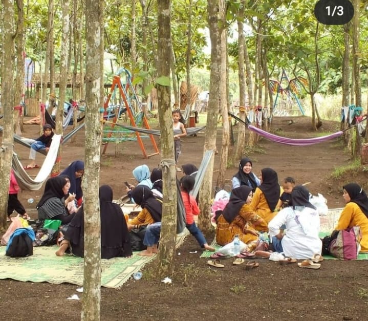 Pengunjung wisata Hutan Jati yang berlokasi di Desa Sindang Asih Kecamatan Sindang Jaya tepatnya di depan kantor kecamatan Sindang, Kabupten Tangerang.