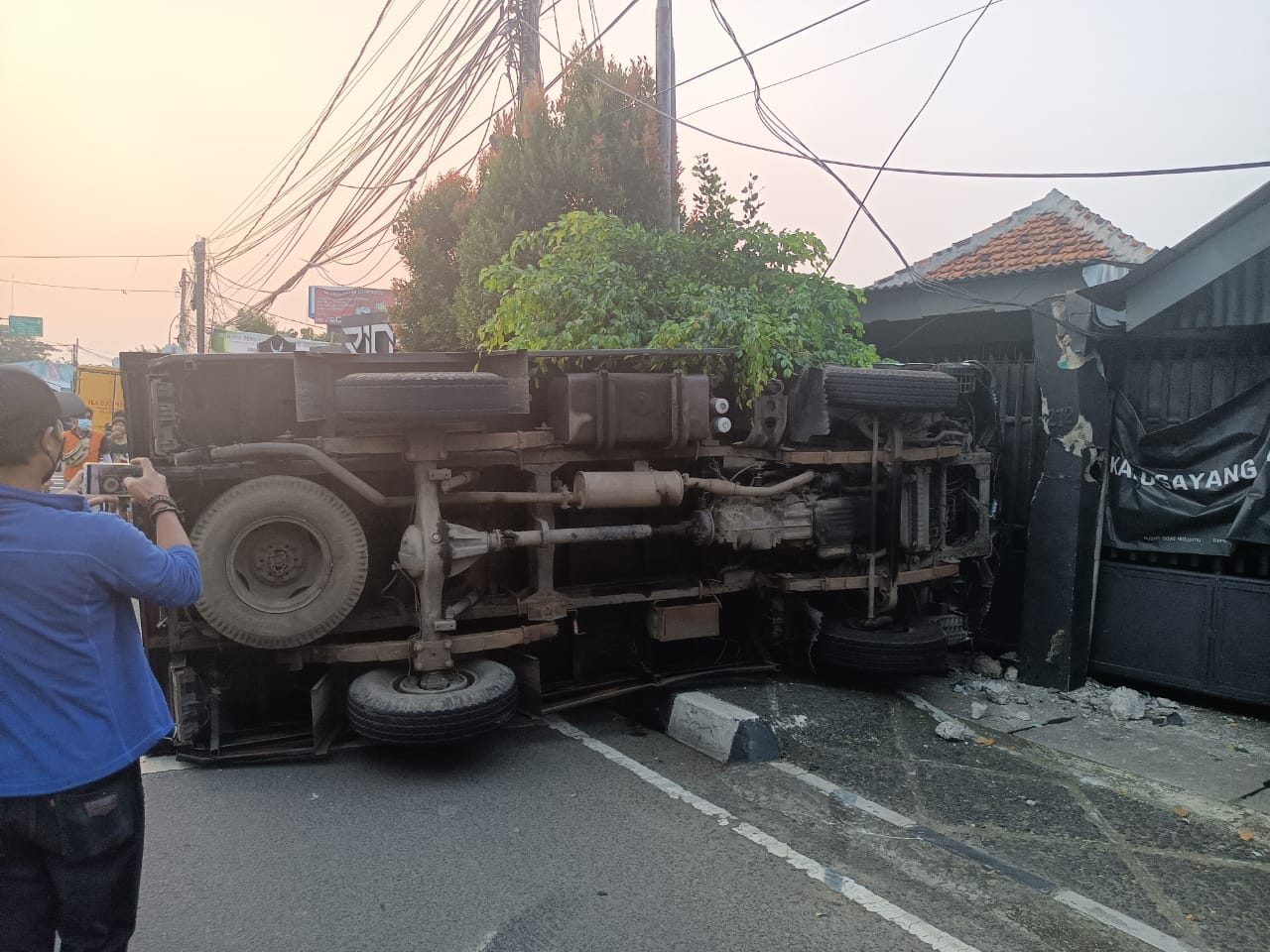 Satu unit mobil ekspedisi yang kecelakaan menabrak rumah saat dievakuasi dengan mobil towing di Jalan Perintis Kemerdekaan, Kelurahan Babakan, Kecamatan Tangerang, Kota Tangerang.