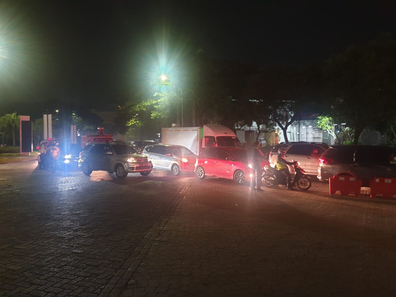 Tampak sejumlah Polresta Tangerang dibantu dengan pihak security Citra Raya melakukan Penyekatan Pemberlakuan Pembatasan Kegiatan Masyarakat PPKM Darurat di kawasan Citra Raya, Rabu 7 Juli 2021.