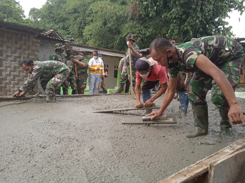 	Sejumlah anggota TNI membangun jalan yang berada di Kampung Daraham, Desa Jambe, Kecamatan Jambe, Kabupaten Tangerang, Kamis 8 Juli 2021.
