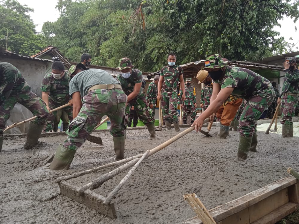 Sejumlah anggota TNI membangun jalan yang berada di Kampung Daraham, Desa Jambe, Kecamatan Jambe, Kabupaten Tangerang, Kamis 8 Juli 2021.