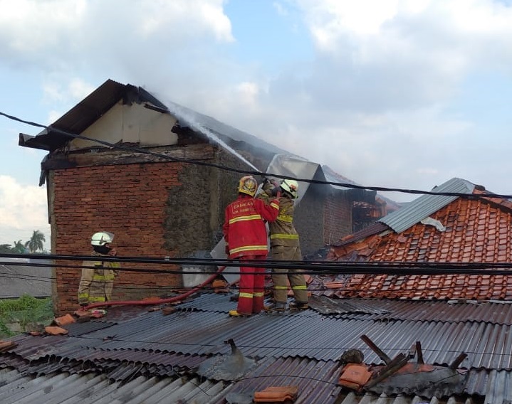 Petugas pemadam kebakaran saat berusaha memdamkan kobaran api di wilayah Cikupa, Kabupaten Tangerang terbakar, Sabtu 10 Juli 2021 pada pukul 15.15 WIB.