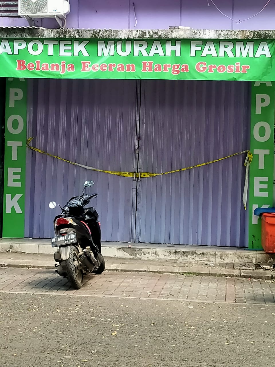Apotek Murah Farma disegel oleh petugas kepolisian lantaran menjual obat diatas harga eceran tertinggi (HET) yang berada di Perumahan Citra Raya, Desa Mekar Bakti, Kecamatan Panongan, Kabupaten Tangerang.