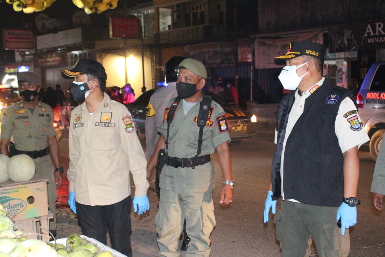 Satuan Polisi Pamong Praja Kabupaten Tangerang serta camat daerah meninjau langsung pedagang pinggil jalan terkait Pemberlakuan Pembatasan Kegiatan Masyarakat (PPKM) Darurat.