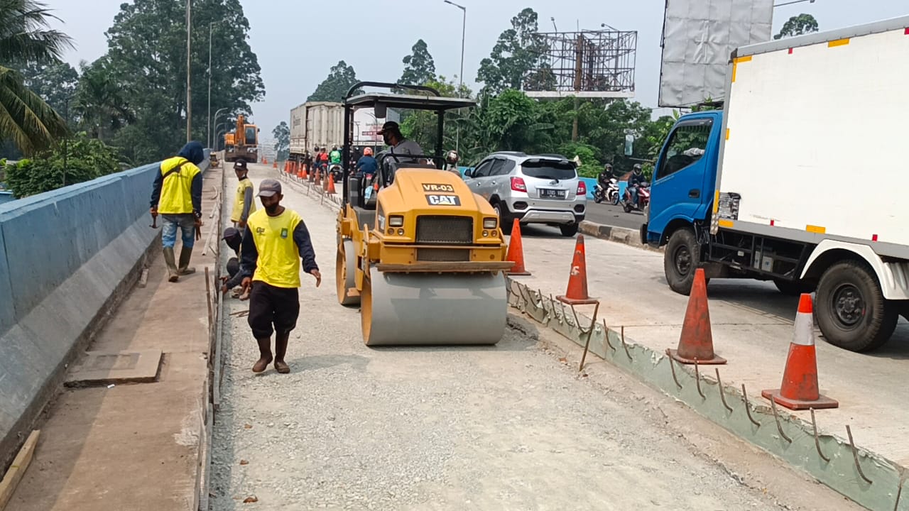 Dinas Pekerjaan Umum dan Penataan Ruang (PUPR) Kota Tangerang tengah memperbaiki Jalan Teuku Umar, arah Fly Over Cikokol, Kecamatan Tangerang, Kota Tangerang, Kamis 15 Juli 2021.