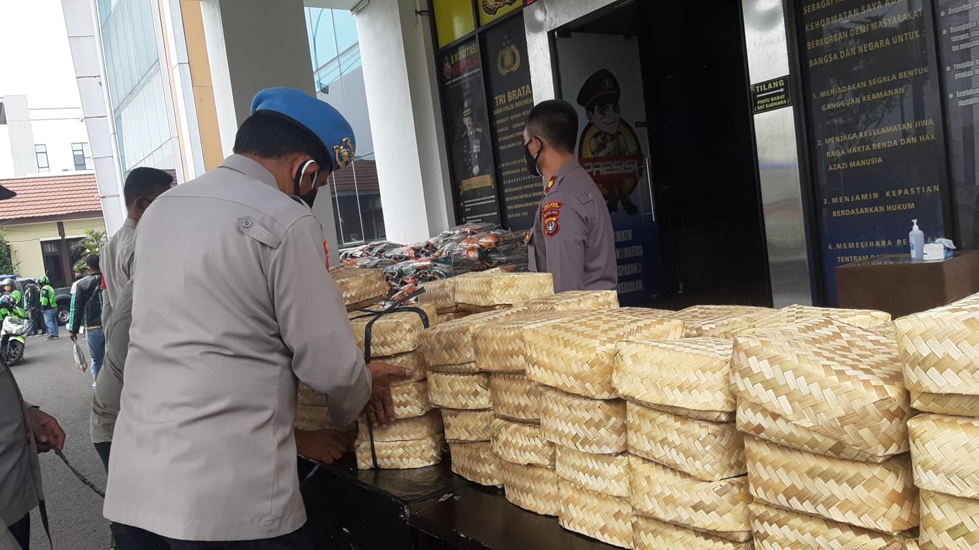 	Ratusan paket sembako dan daging yan disiapkan oleh Jajaran Kepolisian Resor Tangerang Selatan untuk dibagikan kepada masyarakat Tangerang Selatan, Selasa 20 Juli 2021.