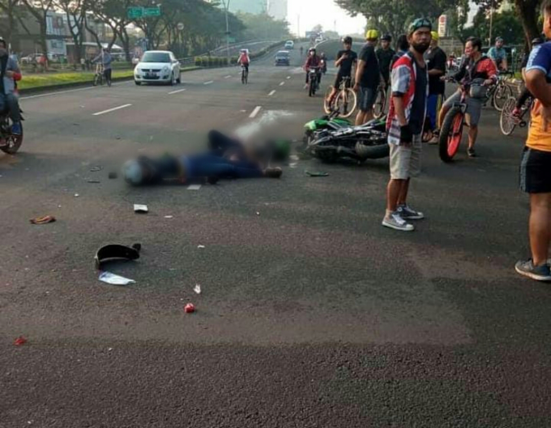 	Seorang ibu muda berinisial H tergeletak tak bernyawa terkait kecelakaan maut salah satu pengendara moge jenis Kawasaki ER-6N di Jalan Boulevard Bintaro Jaya, Pondok Jaya, Pondok Aren, Tangerang Selatan, Minggu 1 Agustus 2021.