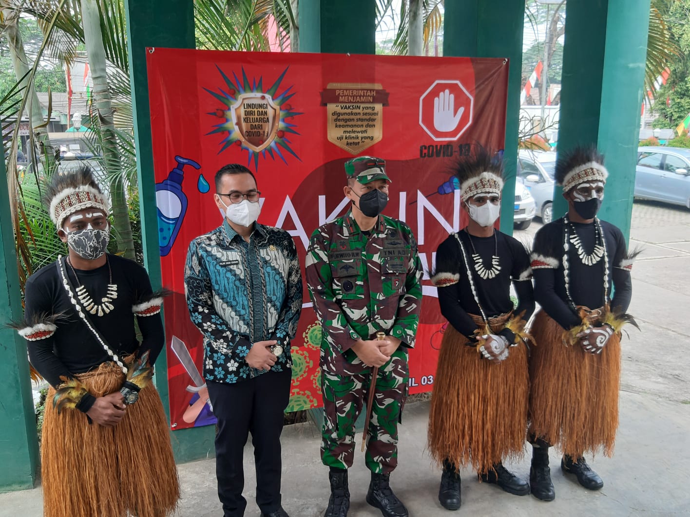 	TNI Bintara Otonomi Khusus asal Papua yang berdandan lengkap dengan pakaian adat saat berswa foto bersama di Kantor Kecamatan Serpong, Kota Tangerang Selatan,Kamis, 19 Agustus 2021.