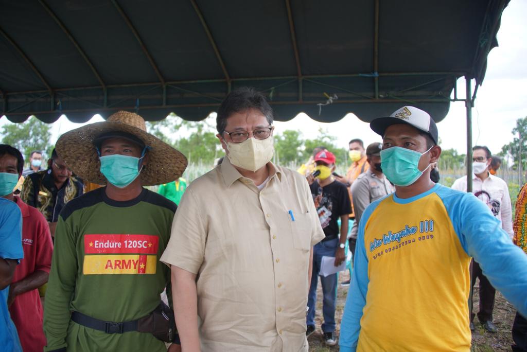 Menteri Koordinator Bidang Perekonomian Airlangga Hartarto berswa foto bersama dengan petani perkebunan.