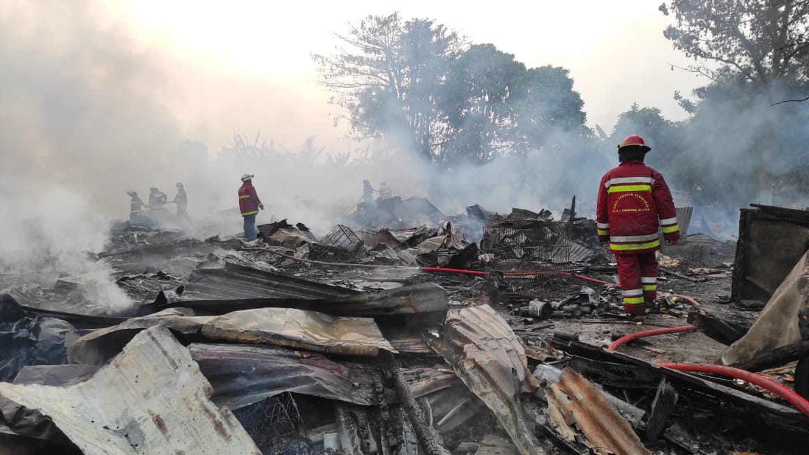 Kobaran api sekitar lapak pemulung di wilayah Jurang Mangu Timur, Pondok Aren, Tangerang Selatan, Rabu, 25 Agustus 2021 dini hari.