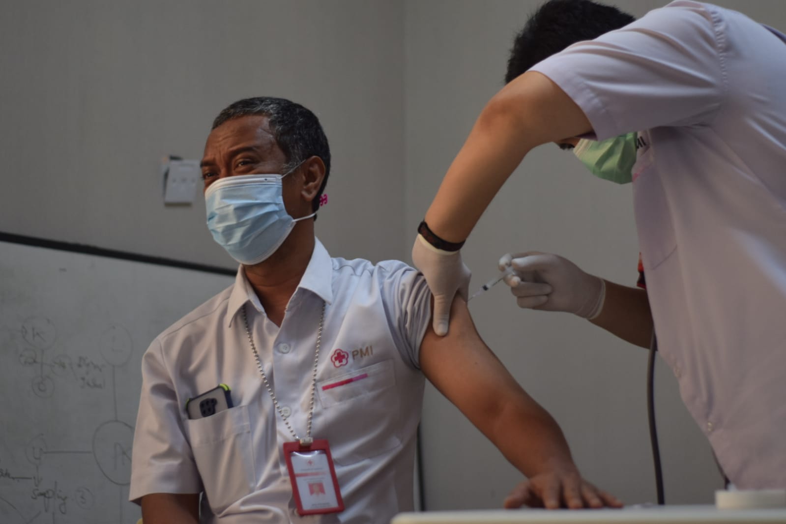 Petugas Palang Merah Indonesia (PMI) Kota Tangerang, mengikuti suntik vaksin Moderna tahap ketiga di gedung laboratorium PMI Kota Tangerang, Kamis 26 Agustus 2021
