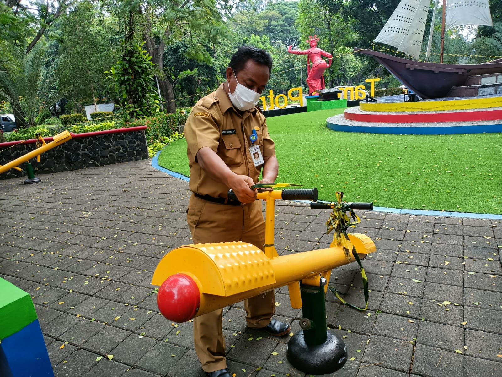 Tiga warga Jakarta berkunjung ke taman tematik di Taman Potret, Cikokol, Kota Tangerang, tetapi diimbau pihak Dinas Kebudayaan dan Pariwisata (Disbudpar) Kota Tangerang untuk kembali karena taman tematik masih ditutup.