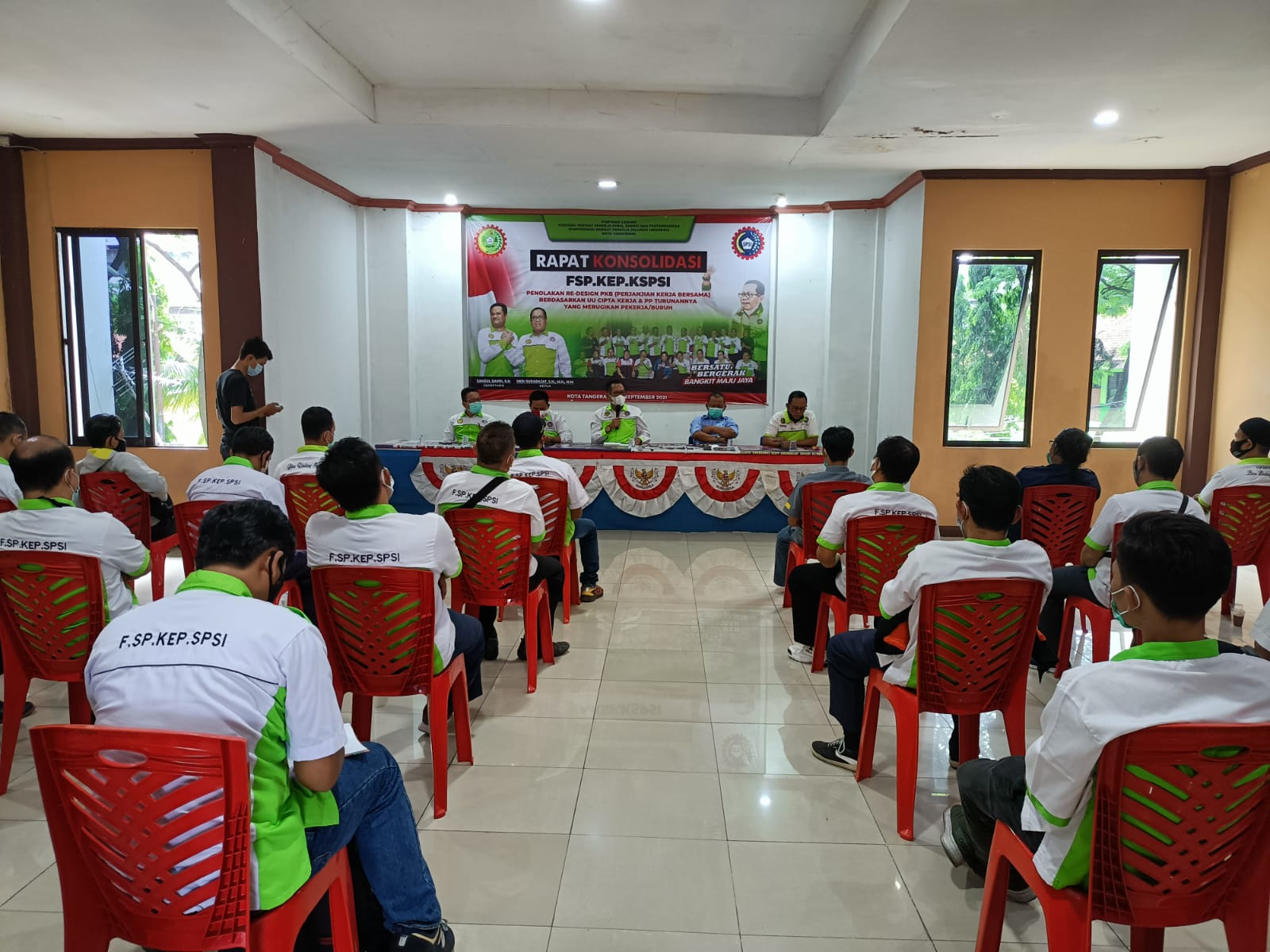 Rapat konsolidasi yang di hadiri oleh para buruh yang tergabung dalam Pimpinan Cabang Federasi Serikat Pekerja Kimia, Energi, dan Pertambangan Konfederasi Serikat Pekerja Seluruh Indonesia (FSP KEP KSPSI) Kota Tangerang.