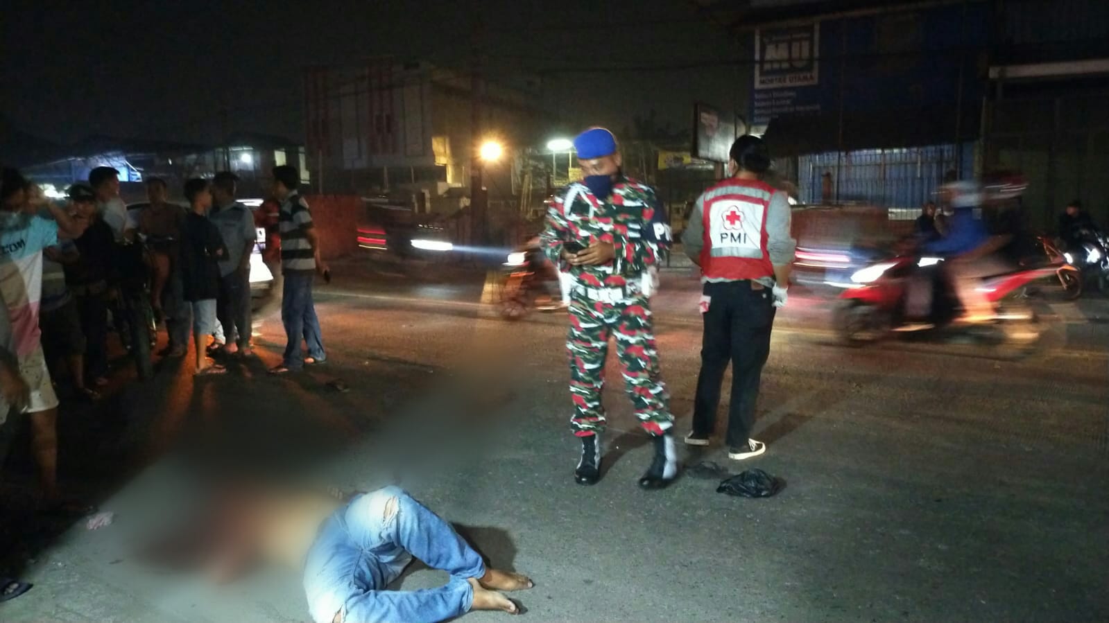 Seorang pria berinisial N bersimbah darah di Jalan Raya Serang, Kecamatan Balaraja, Kabupaten Tangerang, Sabtu 11 September 2021. N diduga korban tabrak lari sopir truk.