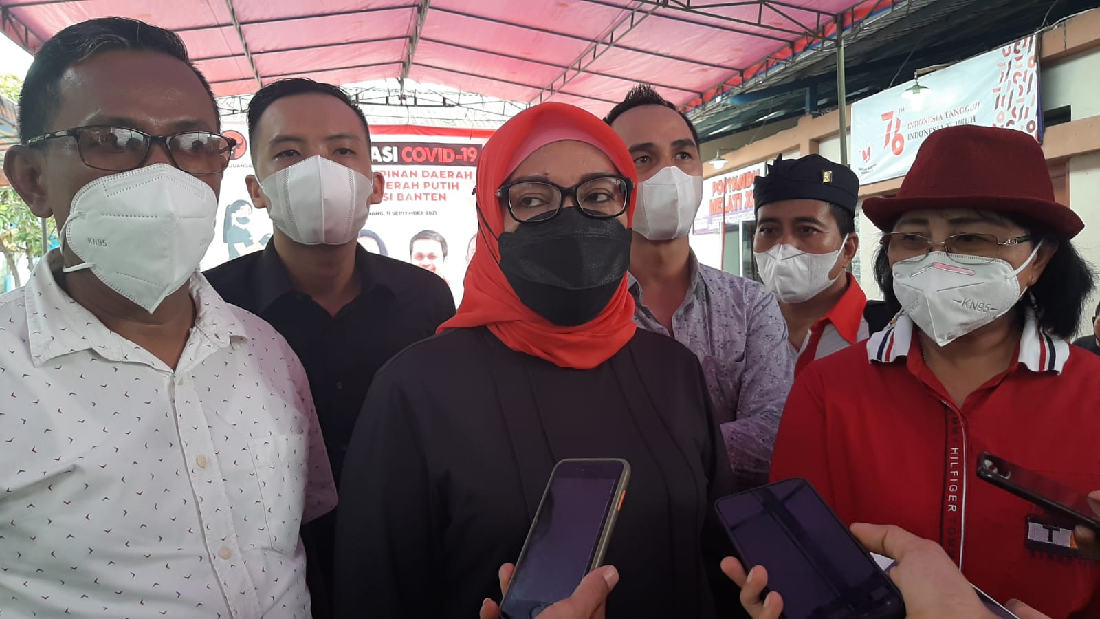 Anggota DPRD Kabupaten Tangerang Lisiawati Lase saat meninjau peserta yang disuntik vaksin Sinovac dosis kedua di Kelurahan Kutajaya, Kecamatan Pasar Kemis, Kabupaten Tangerang, Sabtu 11 September 2021.