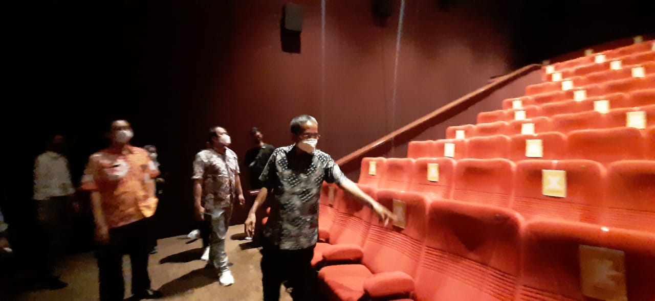 	Kepala Dinas Kebudayaan dan Pariwisata Kota Tangerang Ubaidillah Ansar bersama jajarannya saat menjelajahi area ruang bioskop.
