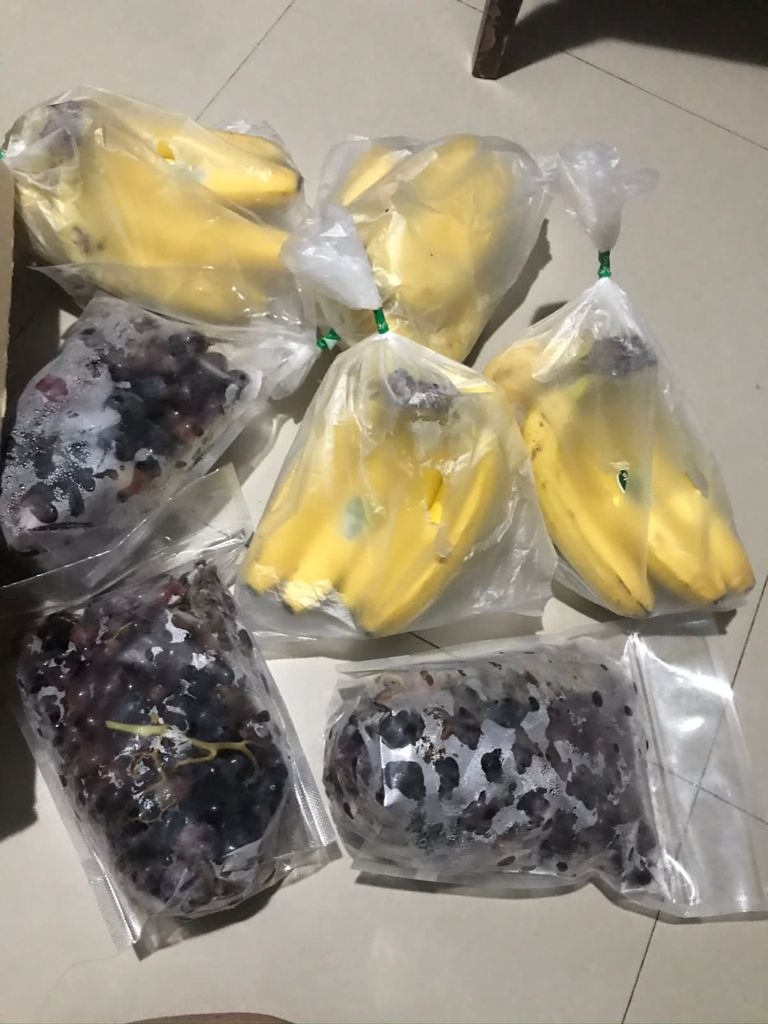Sejumlah buah dan berbagai jenis siap untuk dijual milik Nony Kartika, 29.