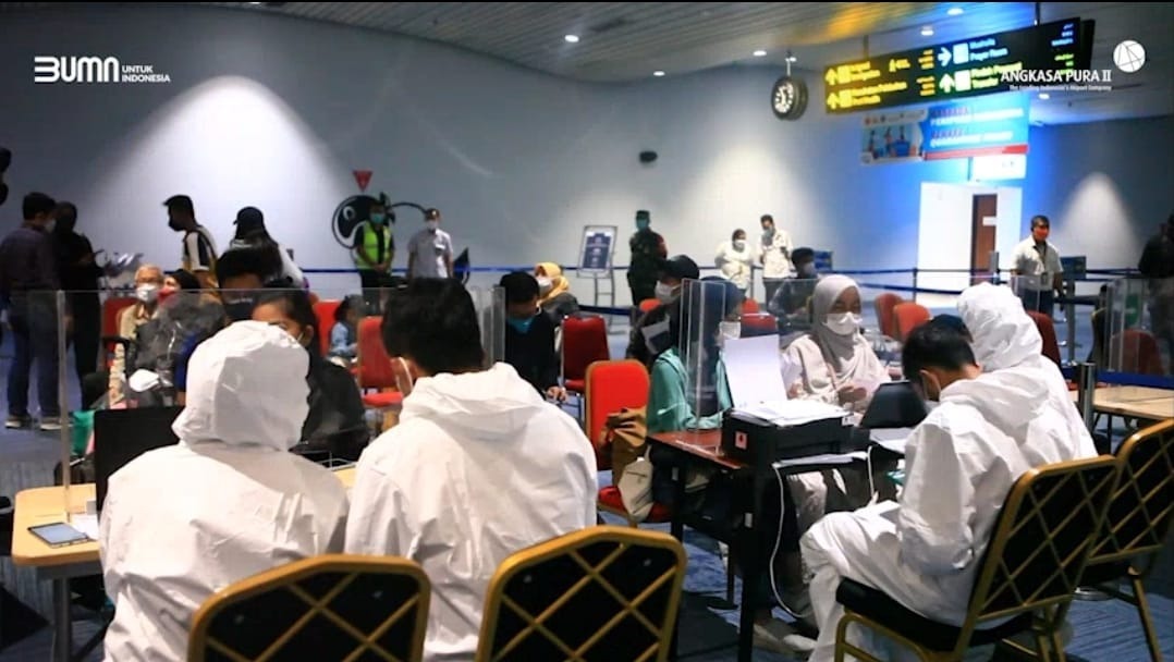 	Penumpang dari luar negeri jalani tes PCR di Bandara Soekarno Hatta.