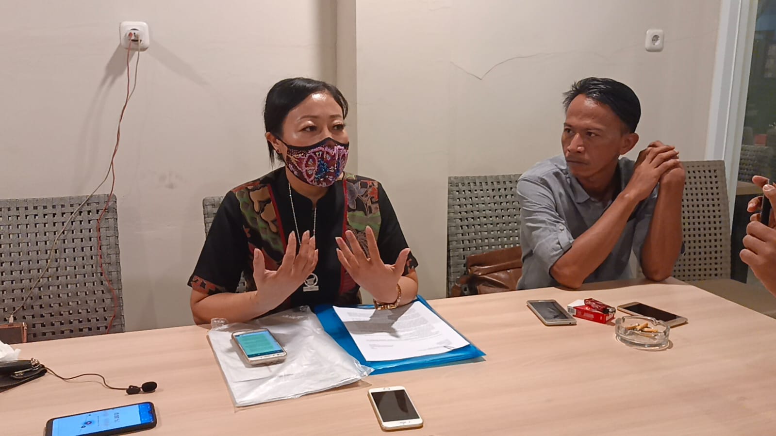 Anggota DPRD Kota Tangerang Epa Emilia saat menunjukkan identitas yang terlibat dengan bisnis dan kasusnya dalam konferensi pers di kawasan Neglasari, Kota Tangerang.