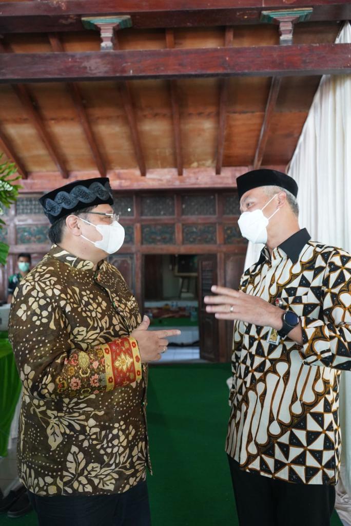 Menko Perekonomian Airlangga Hartarto duduk bersama Gubernur Jawa Tengah, Ganjar Pranowo dalam acara haul Ki Ageng Gribig di Jatinom, Klaten.