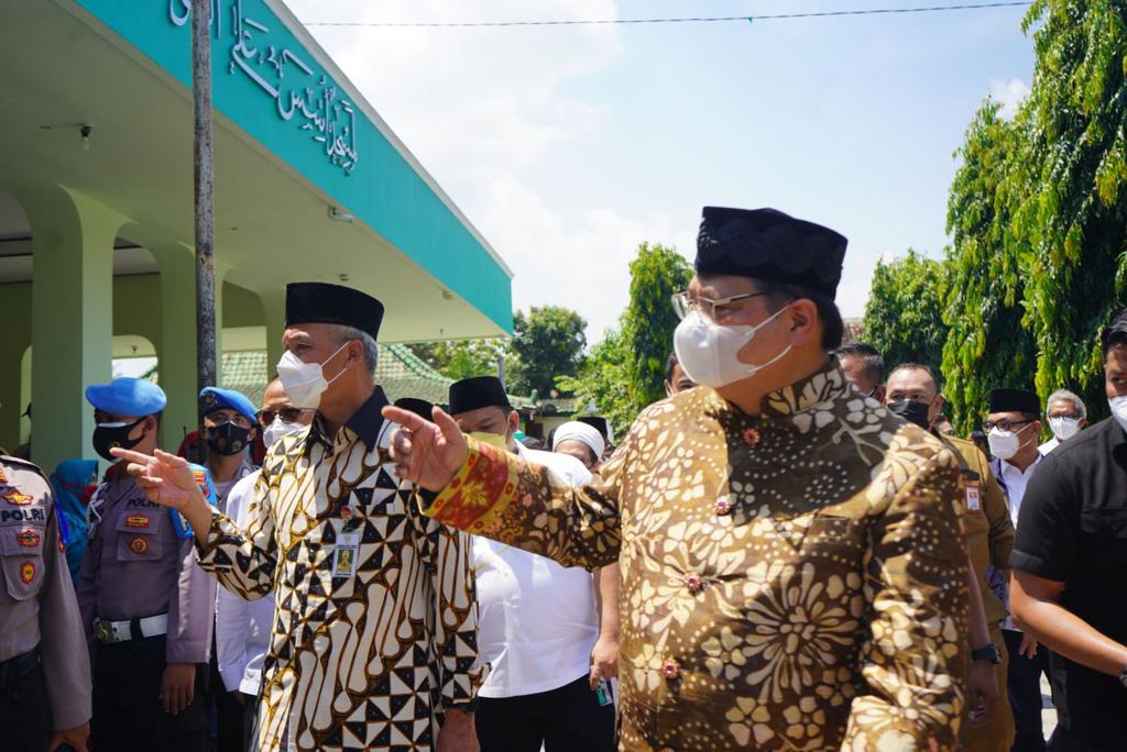 Menko Perekonomian Airlangga Hartarto duduk bersama Gubernur Jawa Tengah, Ganjar Pranowo dalam acara haul Ki Ageng Gribig di Jatinom, Klaten.