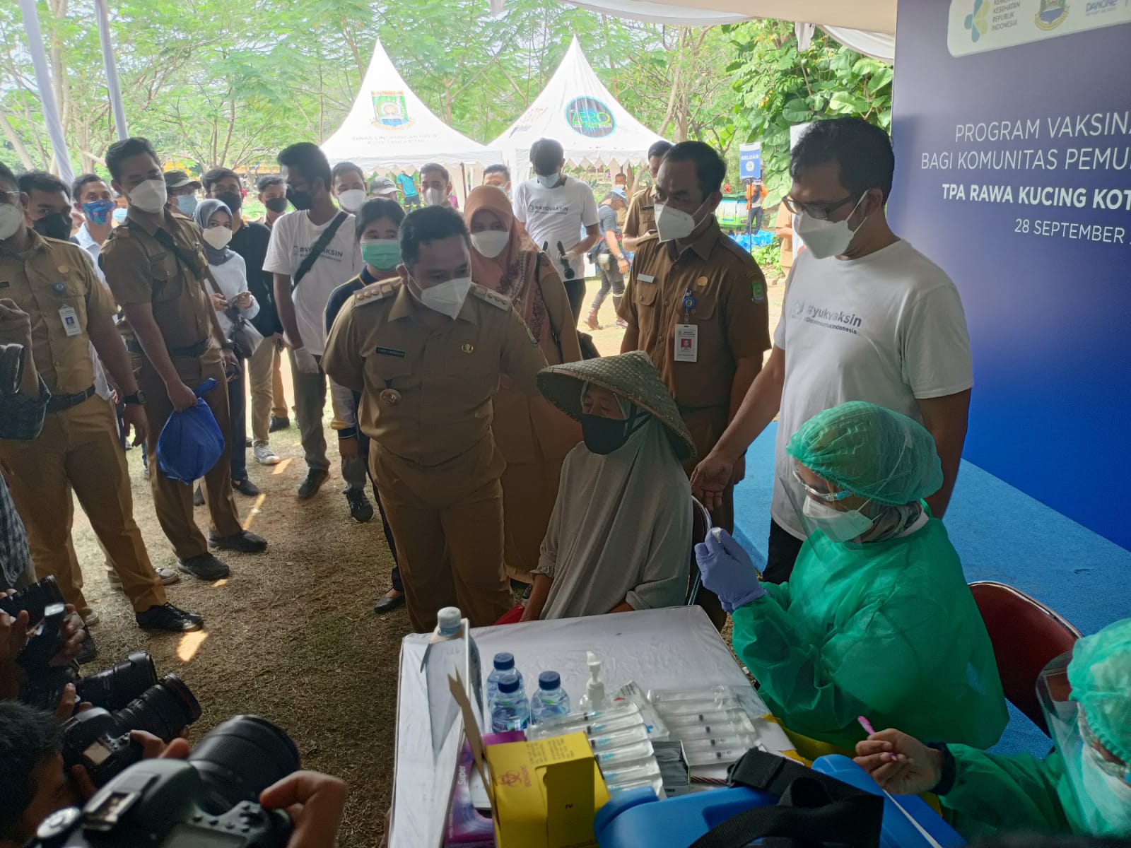 Kegiatan vaksinansi guna mencegah penyebaran Covid-19 yang dihadiri langsung oleh Wali Kota Tangerang Arief R Wismansyah di Tempat Pembuangan Akhir (TPA) Rawakucing, Kecamatan Neglasari, Kota Tangerang, Selasa 28 September 2021 siang.