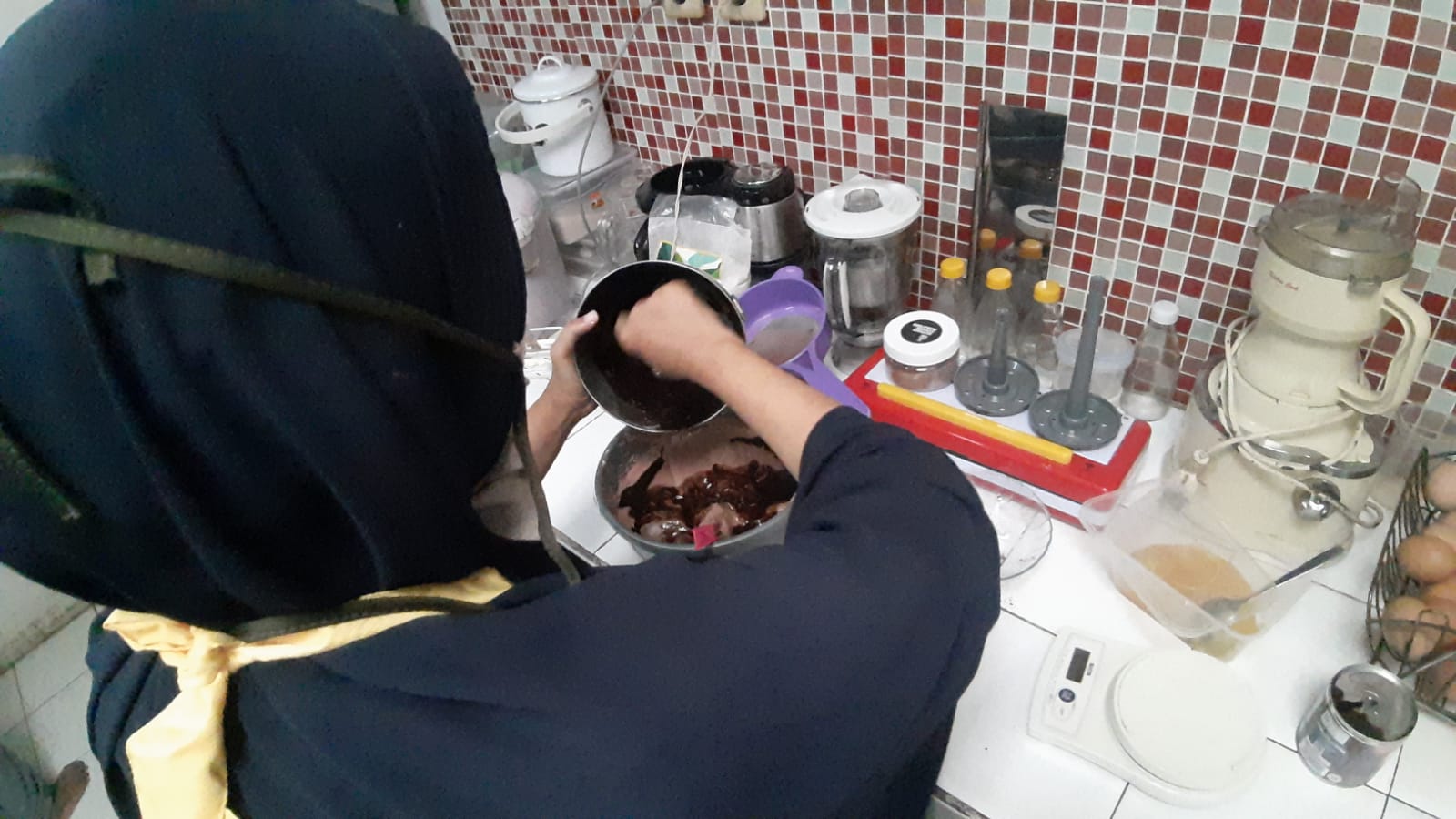 Proses pembuatan kue brownies Motif Batik.