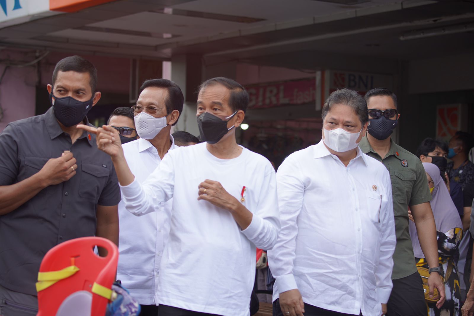 Presiden RI Joko Widodo (Jokowi) meresmikan program bantuan tunai untuk pedagang kaki lima (PKL) dan pelaku usaha warung-warung kecil di Malioboro, Yogyakarta, Sabtu 9 Oktober 2021.