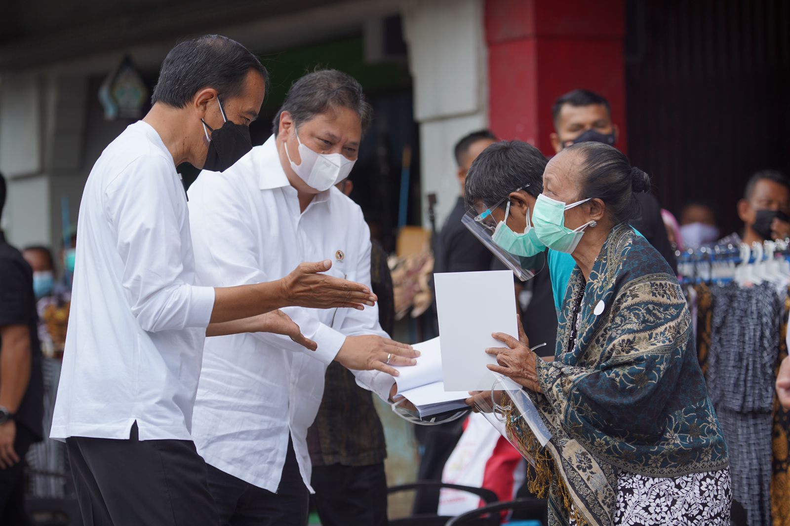Presiden RI Joko Widodo (Jokowi) meresmikan program bantuan tunai untuk pedagang kaki lima (PKL) dan pelaku usaha warung-warung kecil di Malioboro, Yogyakarta, Sabtu 9 Oktober 2021.