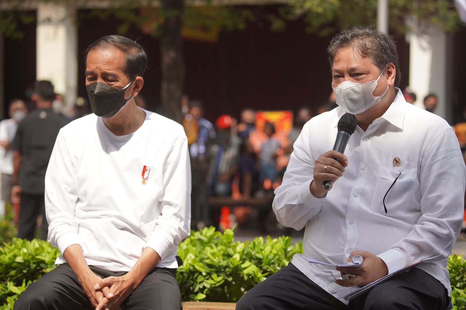 Presiden RI Joko Widodo (Jokowi) meresmikan program bantuan tunai untuk pedagang kaki lima (PKL) dan pelaku usaha warung-warung kecil di Malioboro, Yogyakarta, Sabtu 9 Oktober 2021.