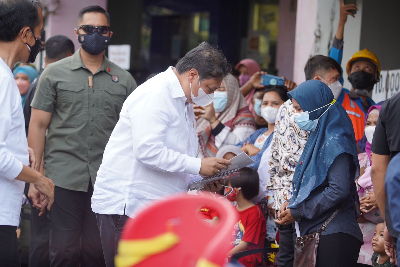Presiden RI Joko Widodo (Jokowi) meresmikan program bantuan tunai untuk pedagang kaki lima (PKL) dan pelaku usaha warung-warung kecil di Malioboro, Yogyakarta, Sabtu 9 Oktober 2021.