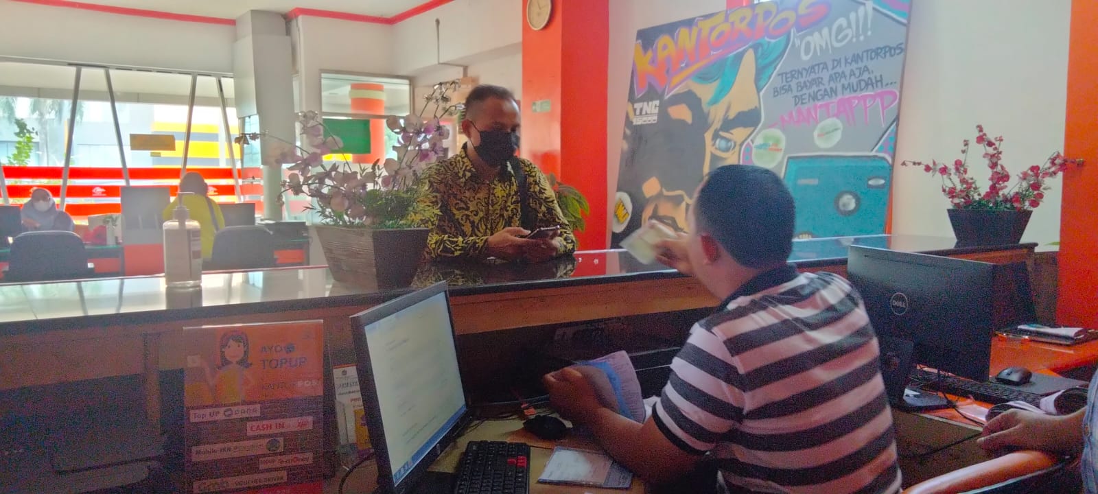 Masyarakat yang mengurus dan mengambil tilang di kantor PT Pos Indonesia, Jalan Daan Mogot, Kota Tangerang.