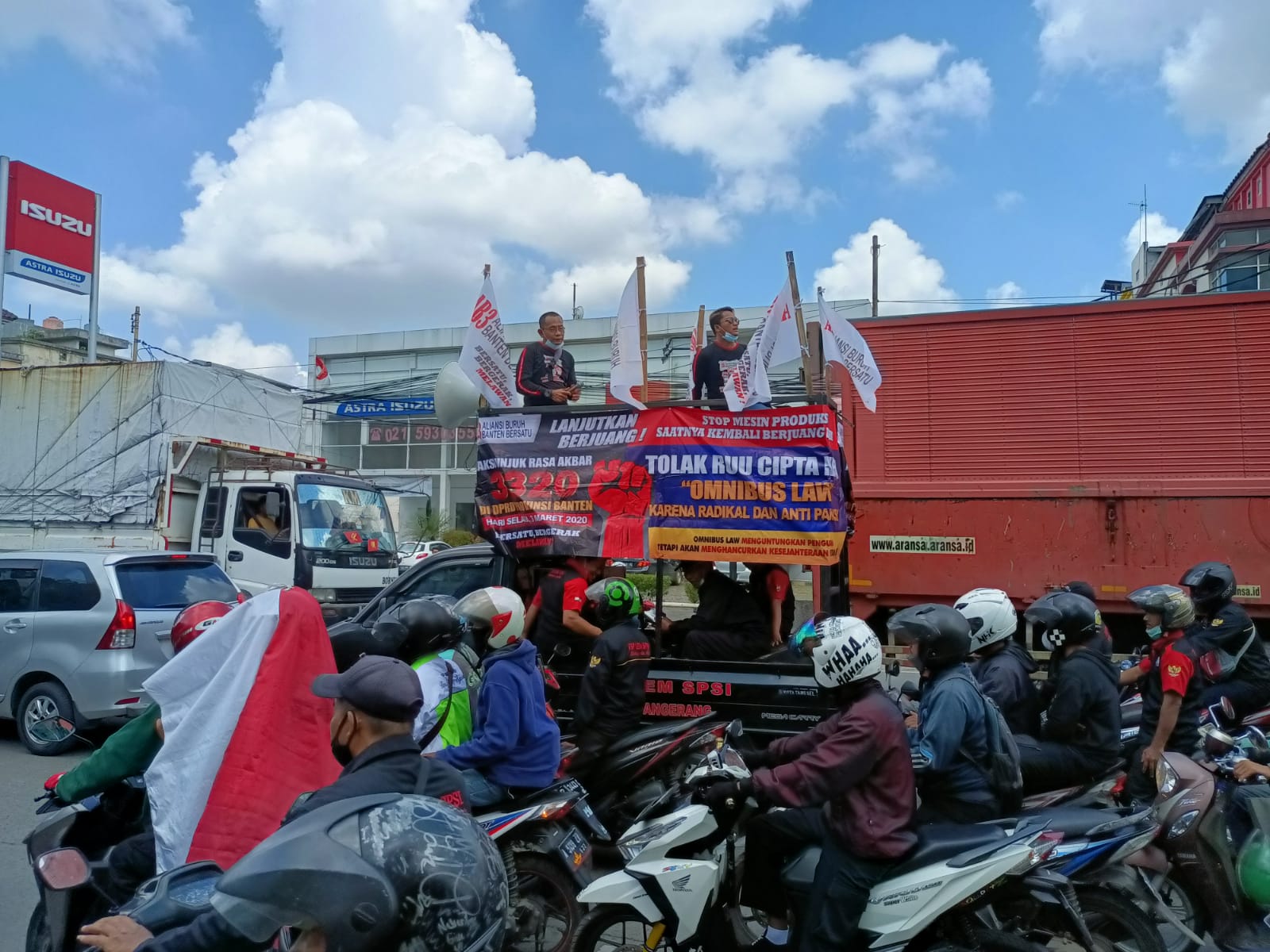 	Buruh dari Tangerang bergerak ke kantor Gubernur Banten di Serang, Banten, untuk menuntut kenaikan upah tahun 2022.