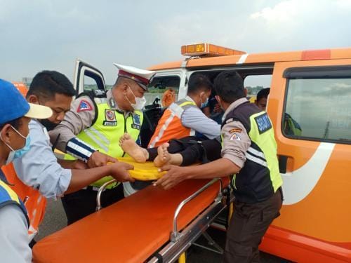 Jasad Vanessa Angel saat di evakuasi di Tol Nganjuk arah Surabaya, Jawa Timur, Kamis siang, 4 November 2021.