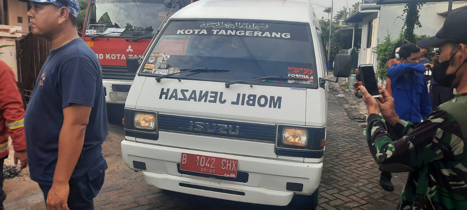 	Satu unit mobil jenazah saat tiba di lokasi terbakar nya rumah di perumahan Metland Puri Blok B 7 No 10, Kelurahan Petir, Kecamatan Cipondoh, Kota Tangerang.