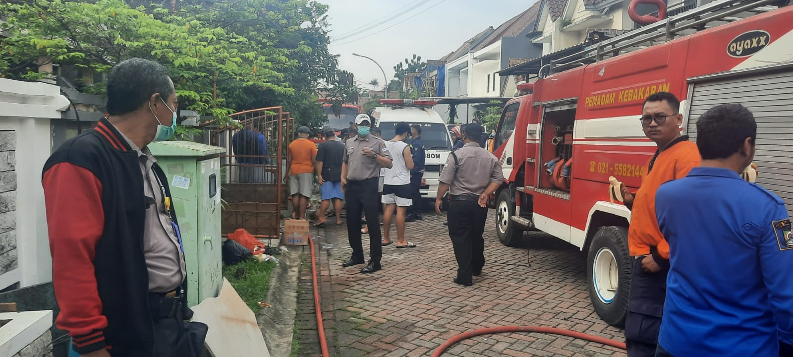 Petuga gabungan saat tiba di lokasi terbakar nya rumah di perumahan Metland Puri Blok B 7 No 10, Kelurahan Petir, Kecamatan Cipondoh, Kota Tangerang.