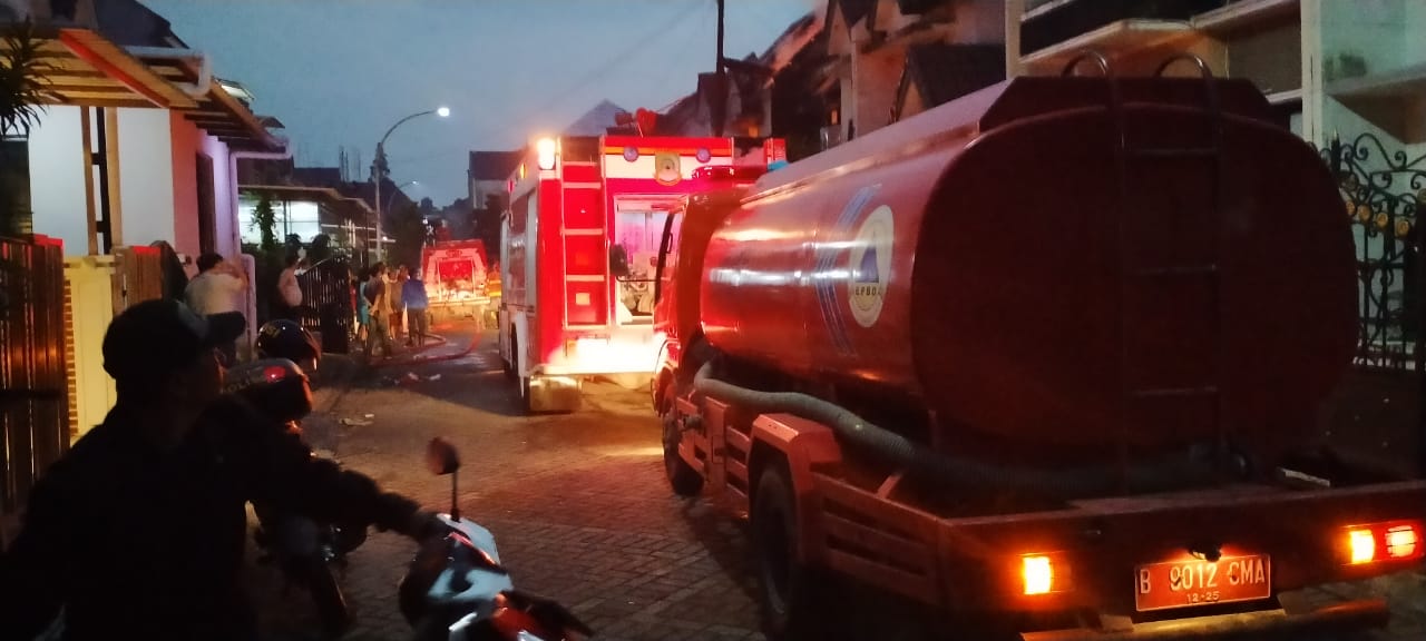 Dua unit mobil pemadam kebakaran saat tiba di lokasi terbakar nya rumah di perumahan Metland Puri Blok B 7 No 10, Kelurahan Petir, Kecamatan Cipondoh, Kota Tangerang.